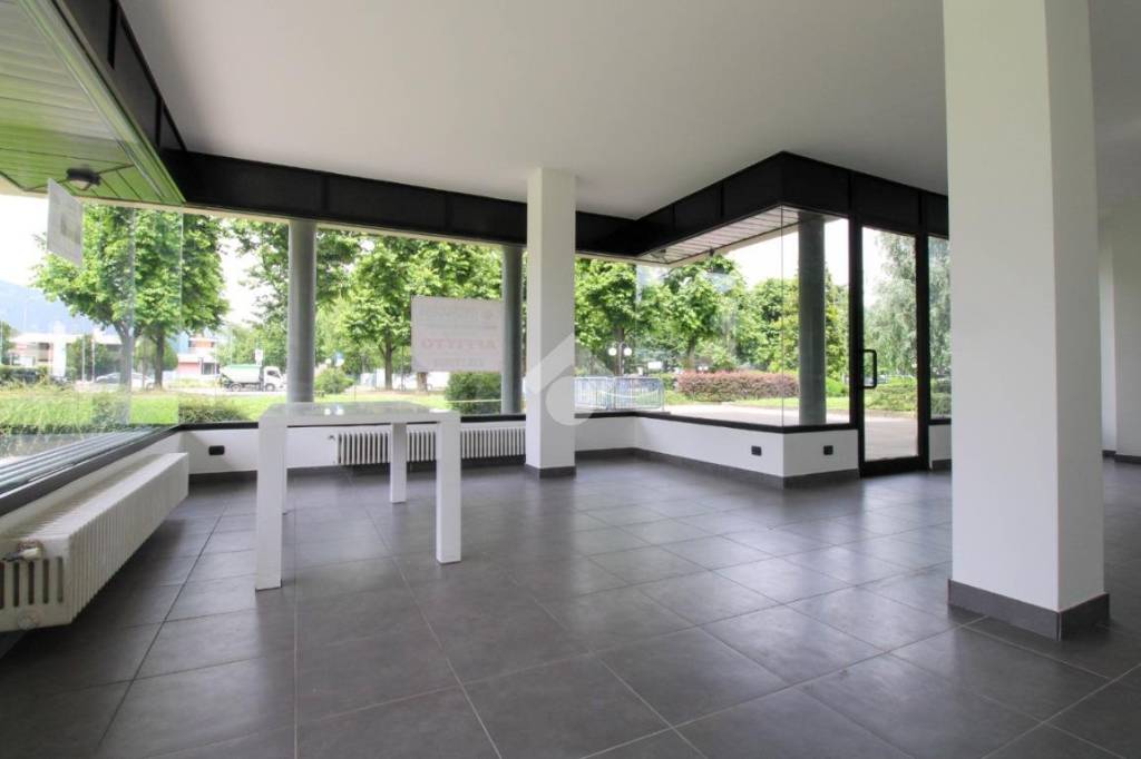 negozio in affitto a Brembate di Sopra