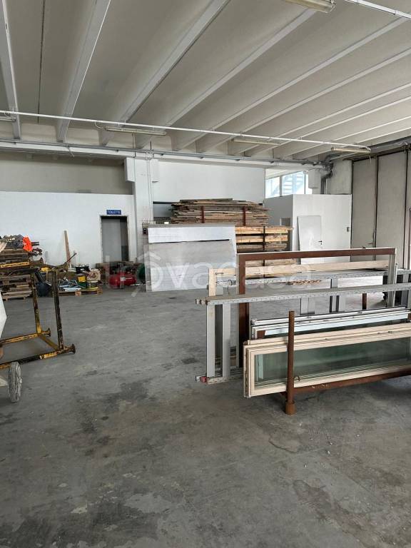 locale commerciale in affitto a Calcinate