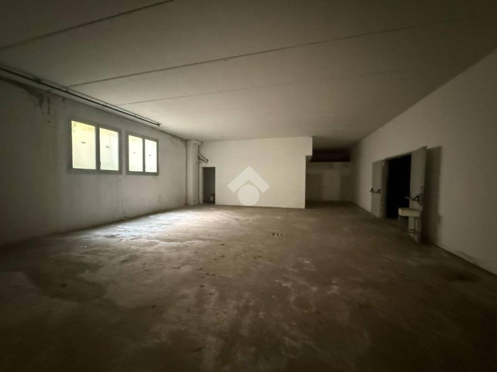 locale commerciale in affitto a Calcinate