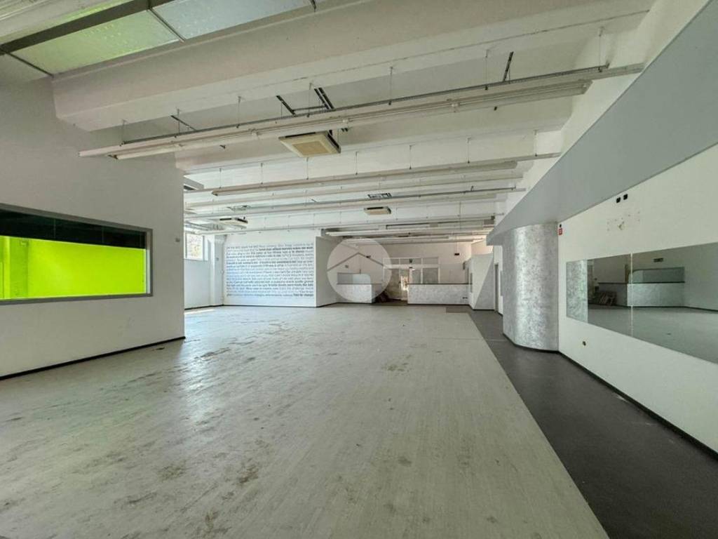 negozio in affitto a Calcinate