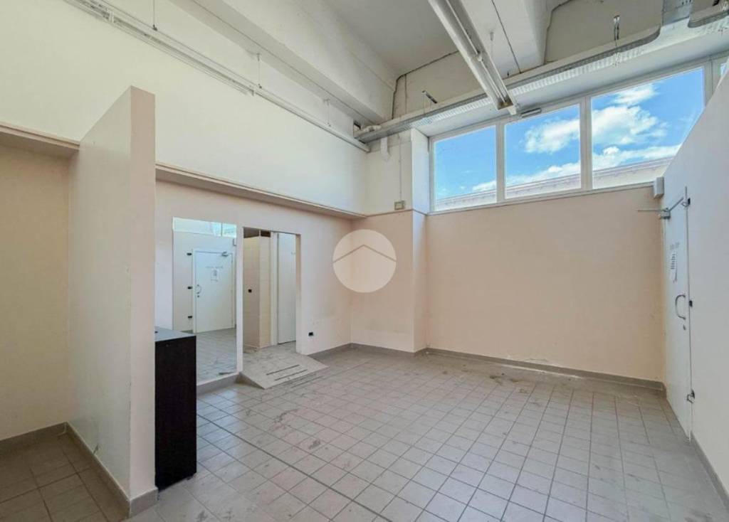 locale commerciale in affitto a Calcinate