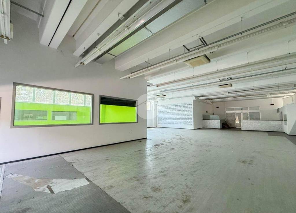 negozio in affitto a Calcinate