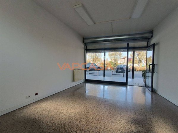 negozio in affitto a Calcinate