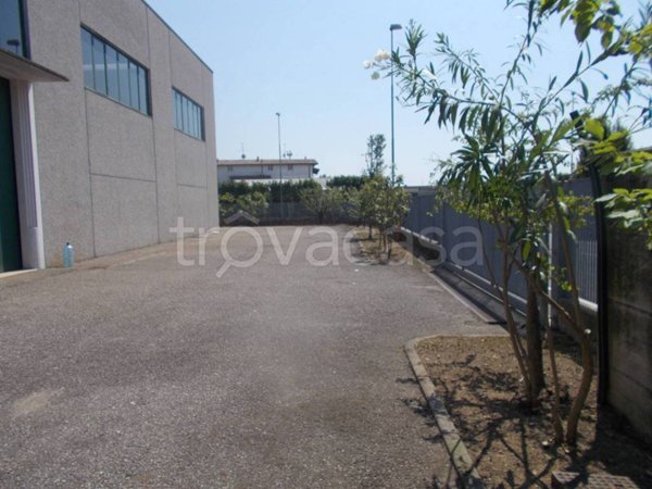 locale commerciale in affitto a Canonica d'Adda