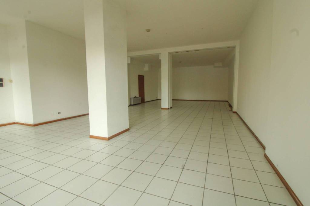 negozio in affitto a Capriate San Gervasio in zona Capriate