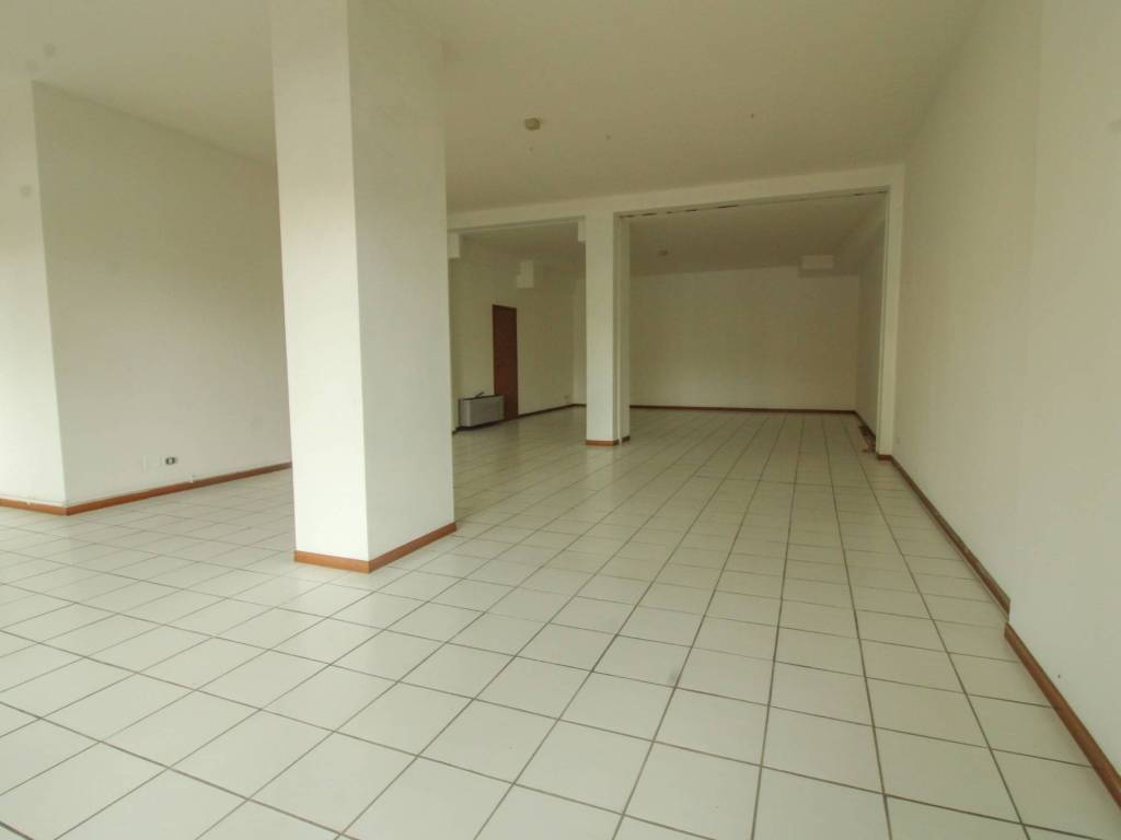 negozio in affitto a Capriate San Gervasio