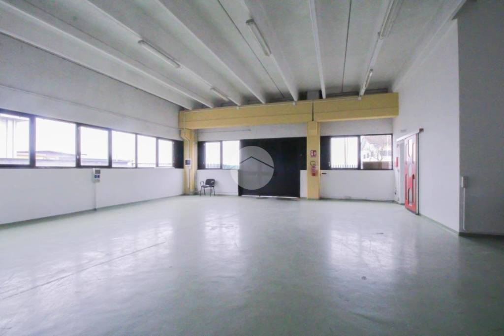 locale commerciale in affitto a Caravaggio