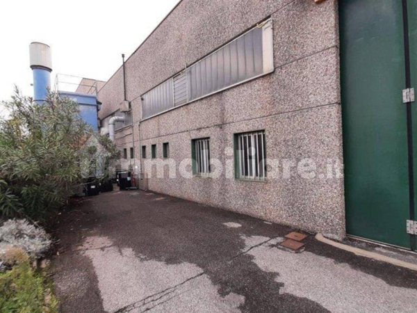 locale commerciale in affitto a Caravaggio