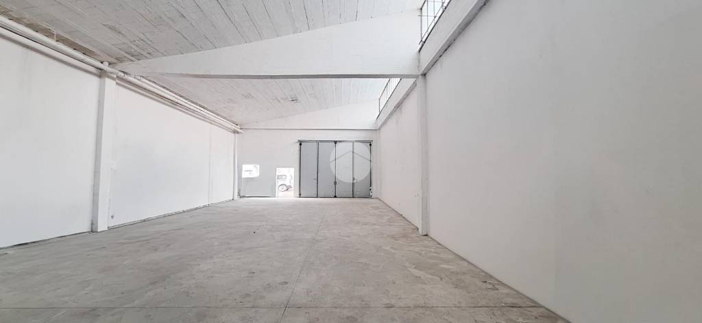 locale commerciale in affitto a Caravaggio