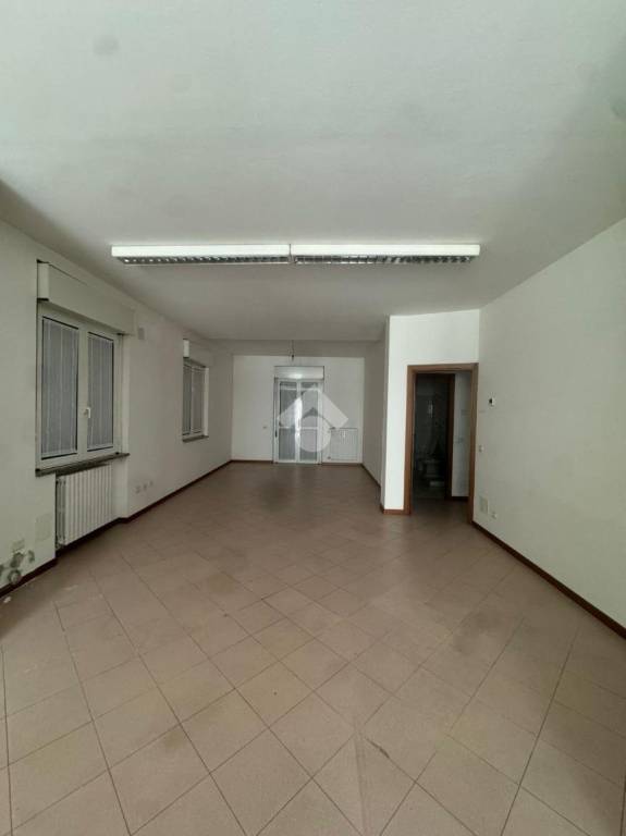 negozio in affitto a Castelli Calepio in zona Calepio