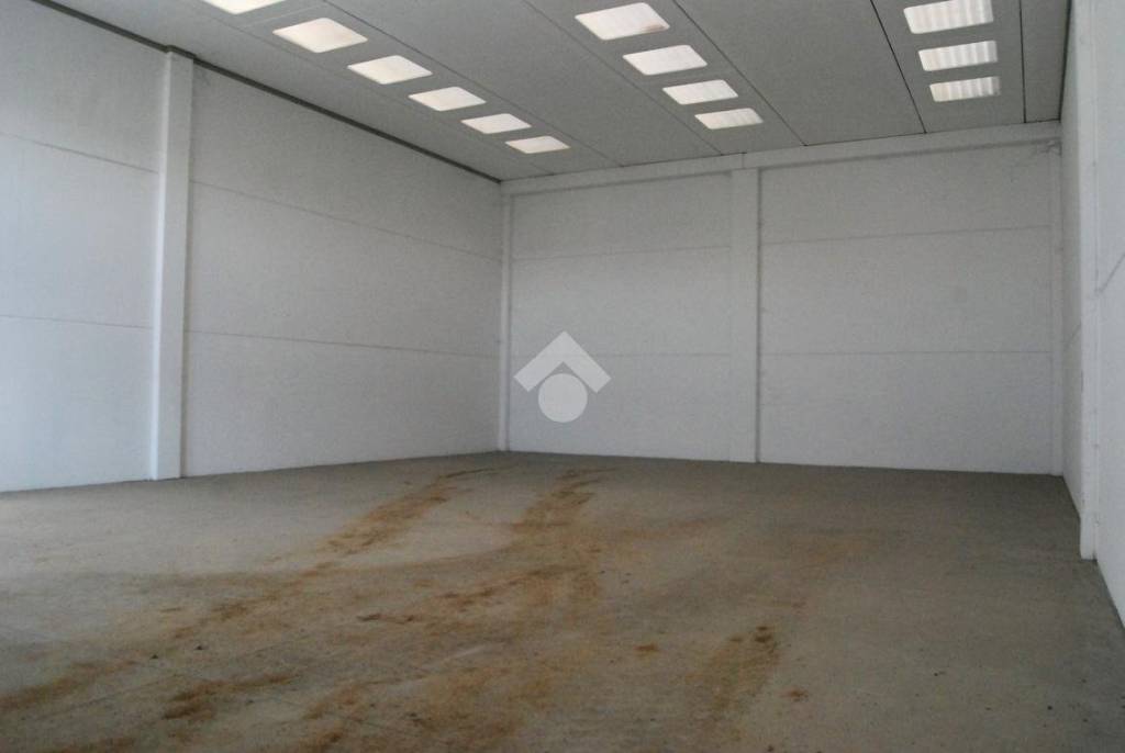 locale commerciale in affitto a Cavernago