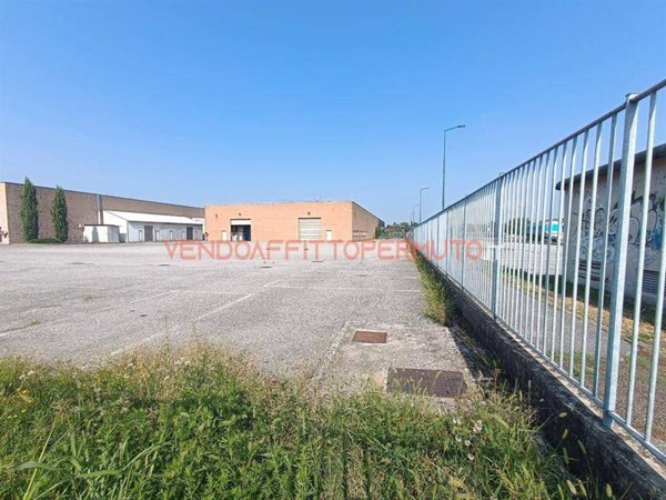 locale commerciale in affitto a Cavernago