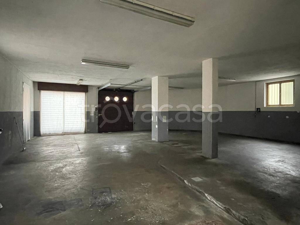locale commerciale in affitto a Cene