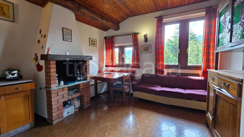 appartamento in affitto a Clusone in zona Fiorine