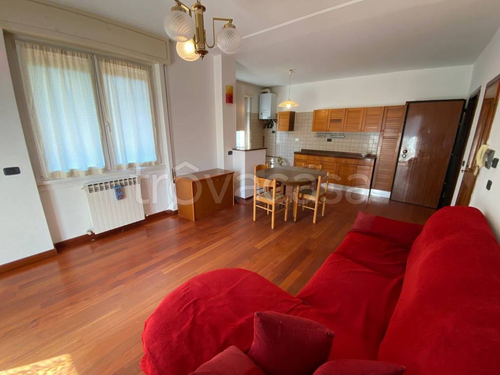 appartamento in affitto a Clusone in zona Fiorine