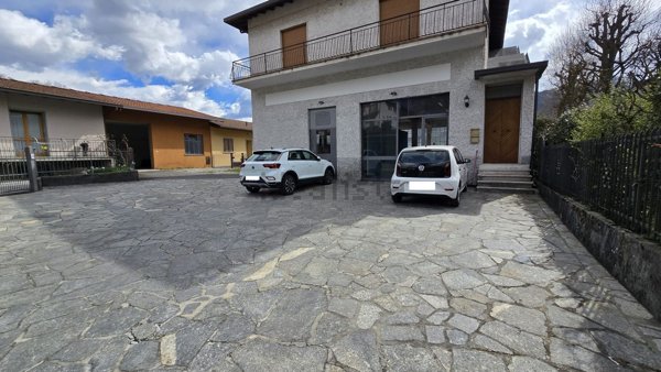 negozio in affitto a Clusone in zona Fiorine