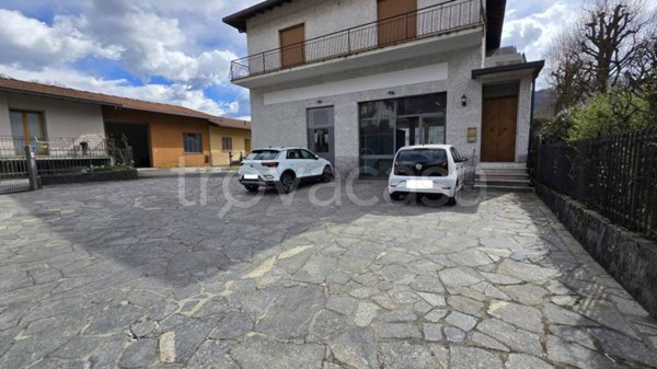 negozio in affitto a Clusone in zona Fiorine