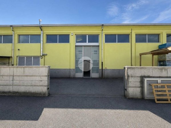 locale commerciale in affitto a Clusone in zona Fiorine