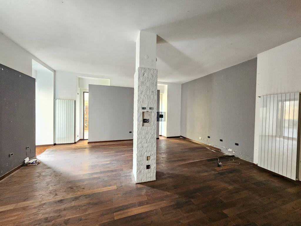 locale commerciale in affitto a Clusone in zona Fiorine