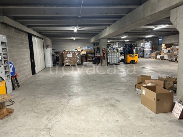 locale commerciale in affitto a Curno