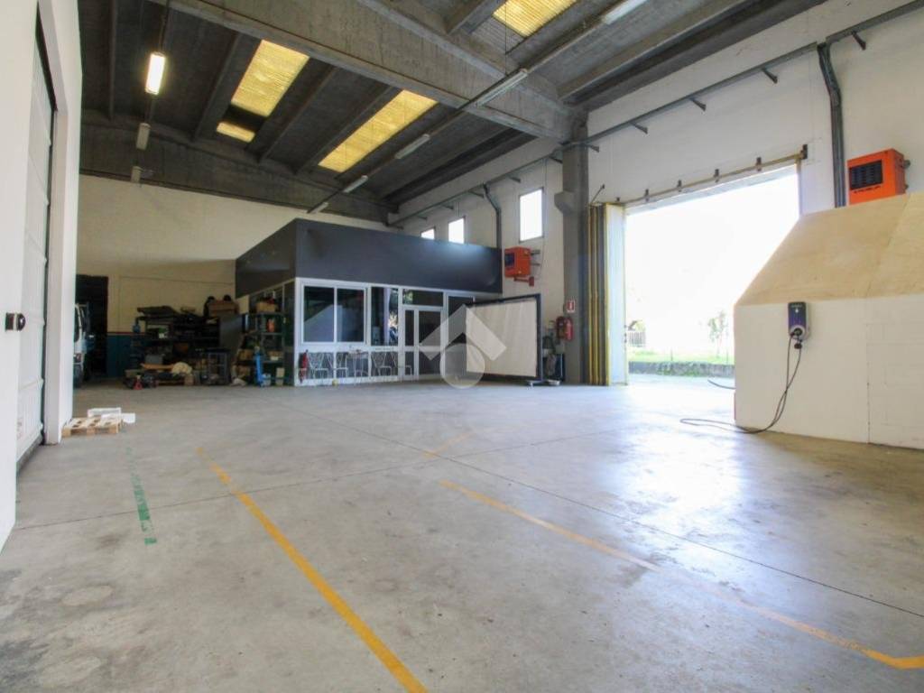 locale commerciale in affitto a Curno
