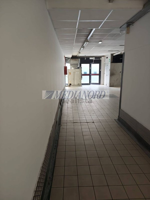locale commerciale in affitto a Curno