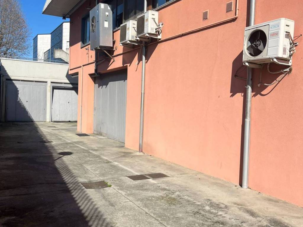 negozio in affitto a Dalmine in zona Guzzanica