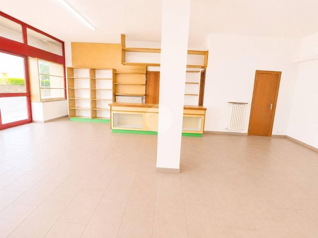 negozio in affitto a Dalmine in zona Guzzanica