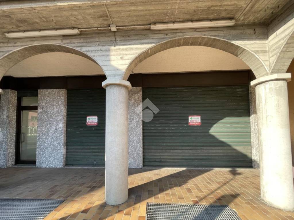 negozio in affitto ad Endine Gaiano in zona Piangaiano