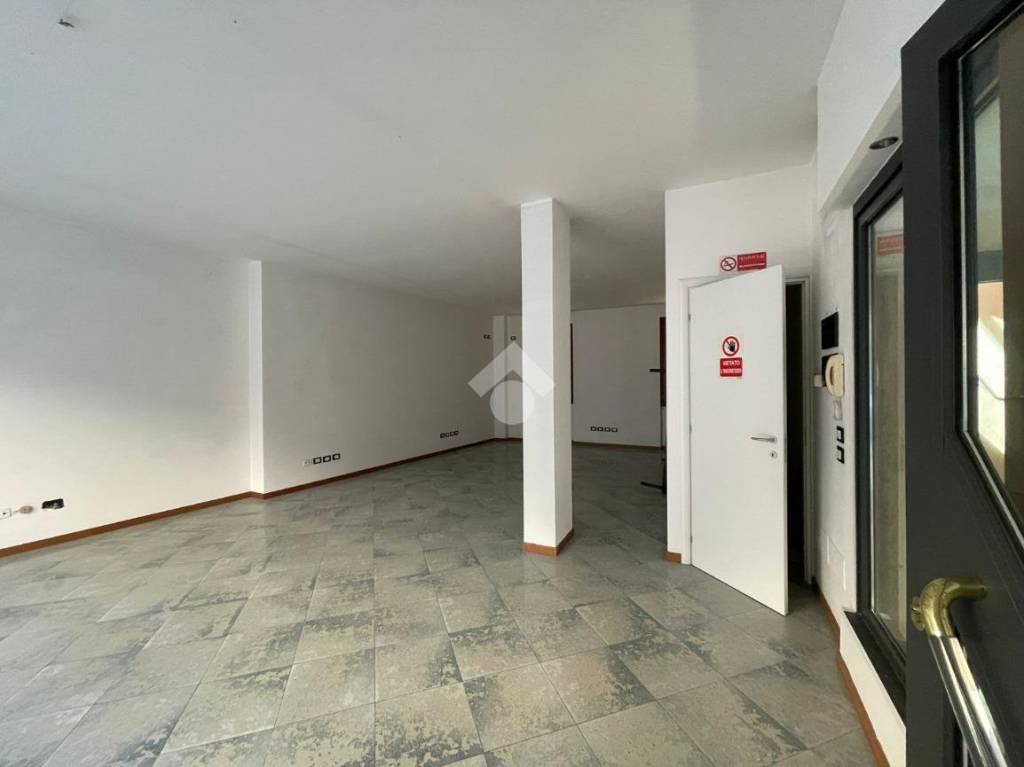 negozio in affitto a Ghisalba