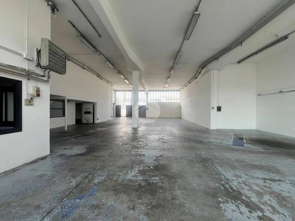 locale commerciale in affitto a Gorle