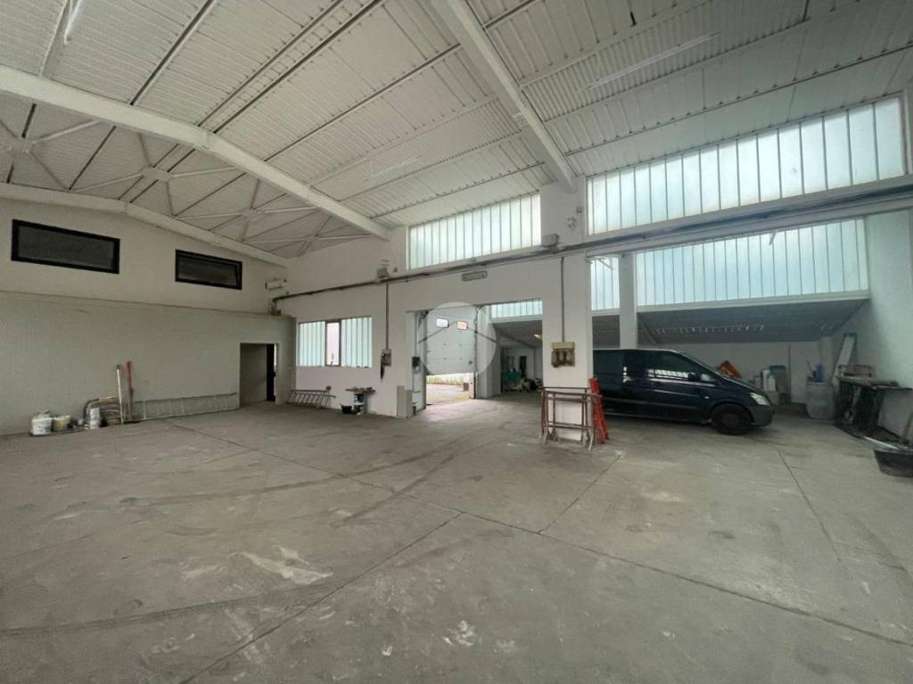 locale commerciale in affitto a Gorle