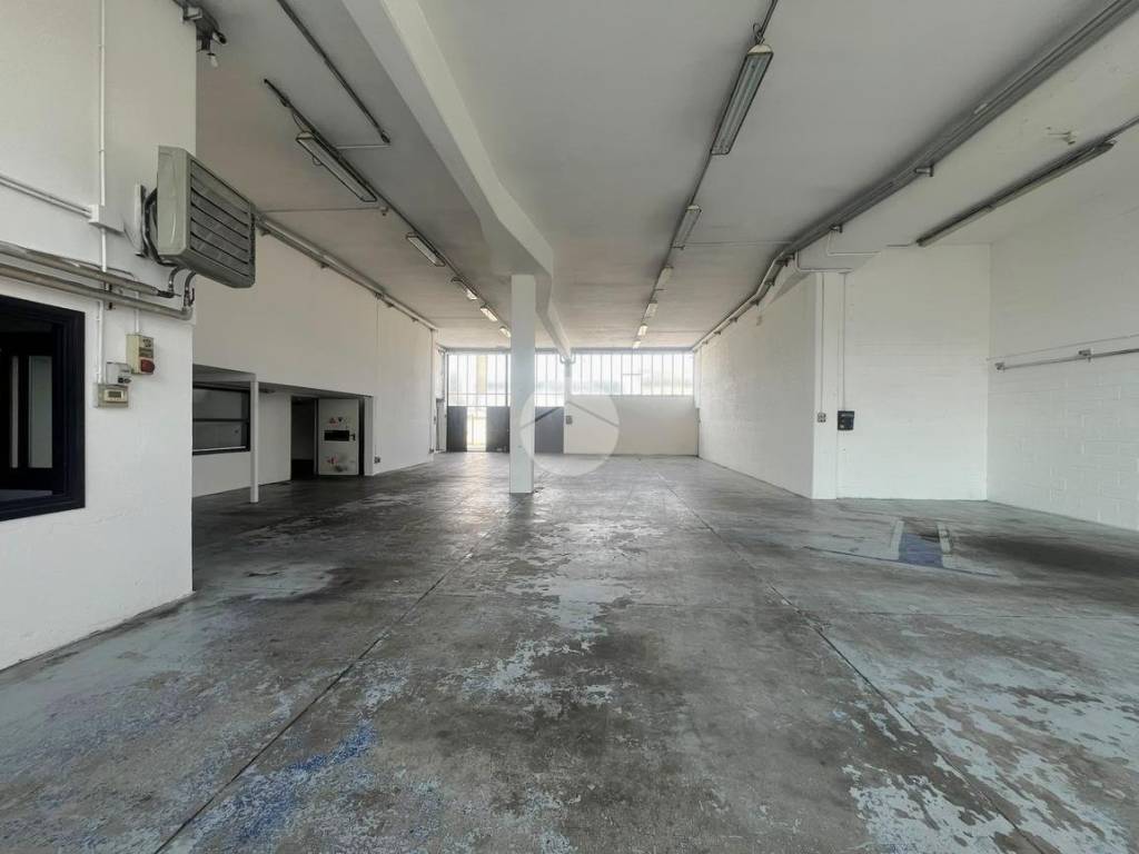 locale commerciale in affitto a Gorle