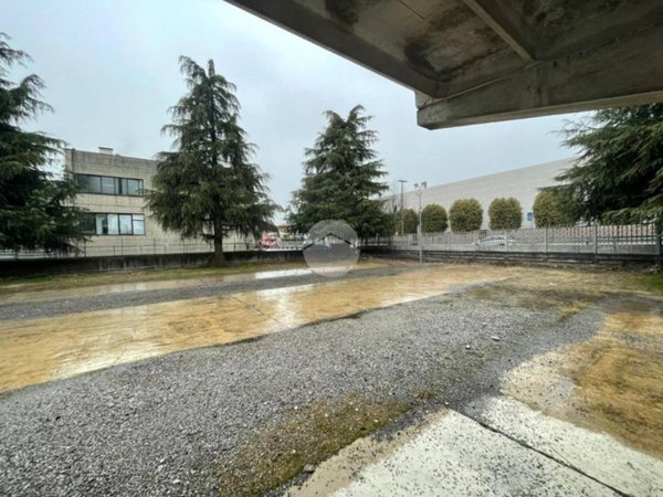 locale commerciale in affitto a Grassobbio