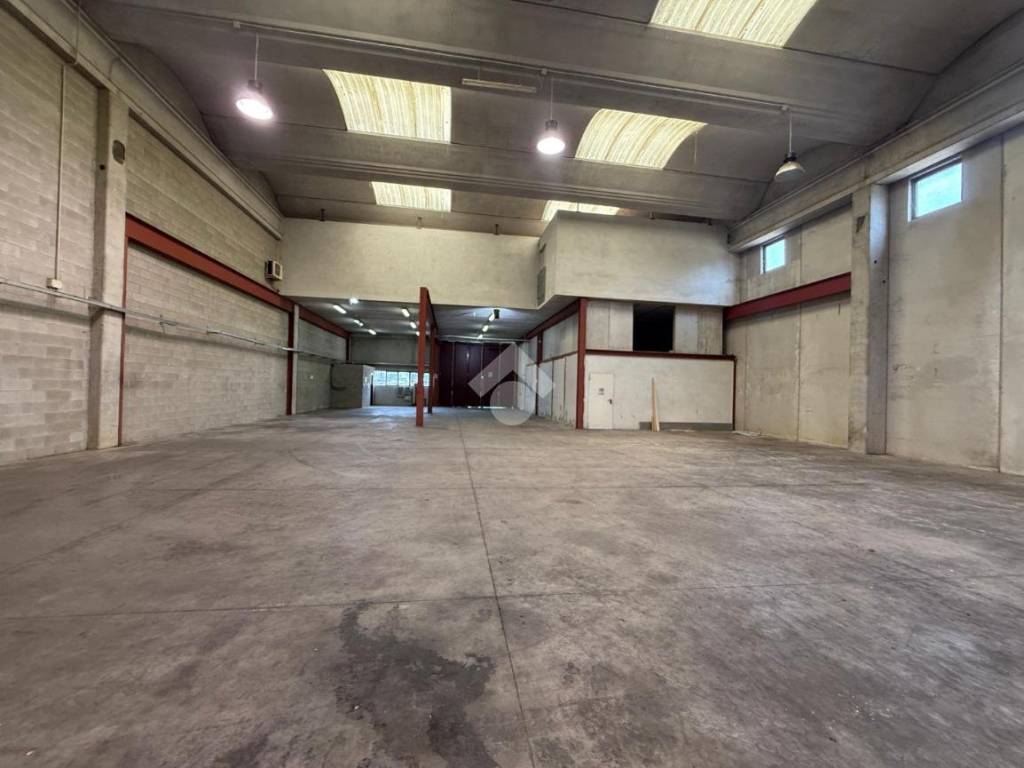 locale commerciale in affitto a Grassobbio