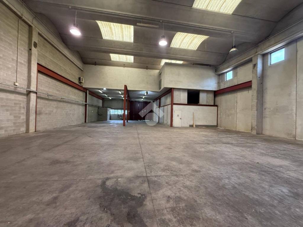 locale commerciale in affitto a Grassobbio