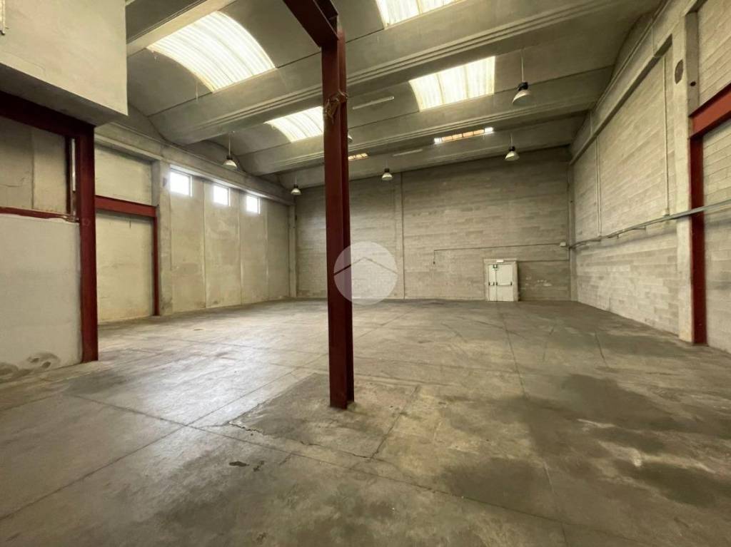 locale commerciale in affitto a Grassobbio