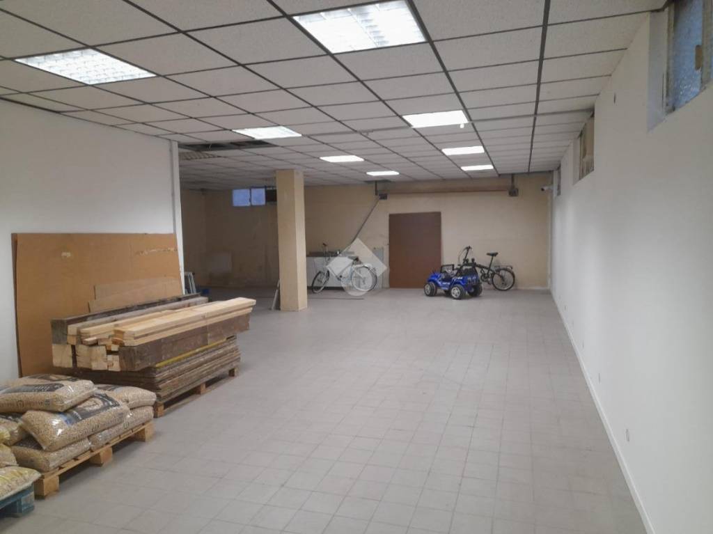 locale commerciale in affitto a Grumello del Monte