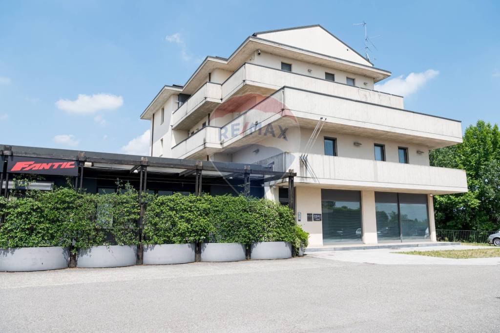 negozio in affitto a Lallio