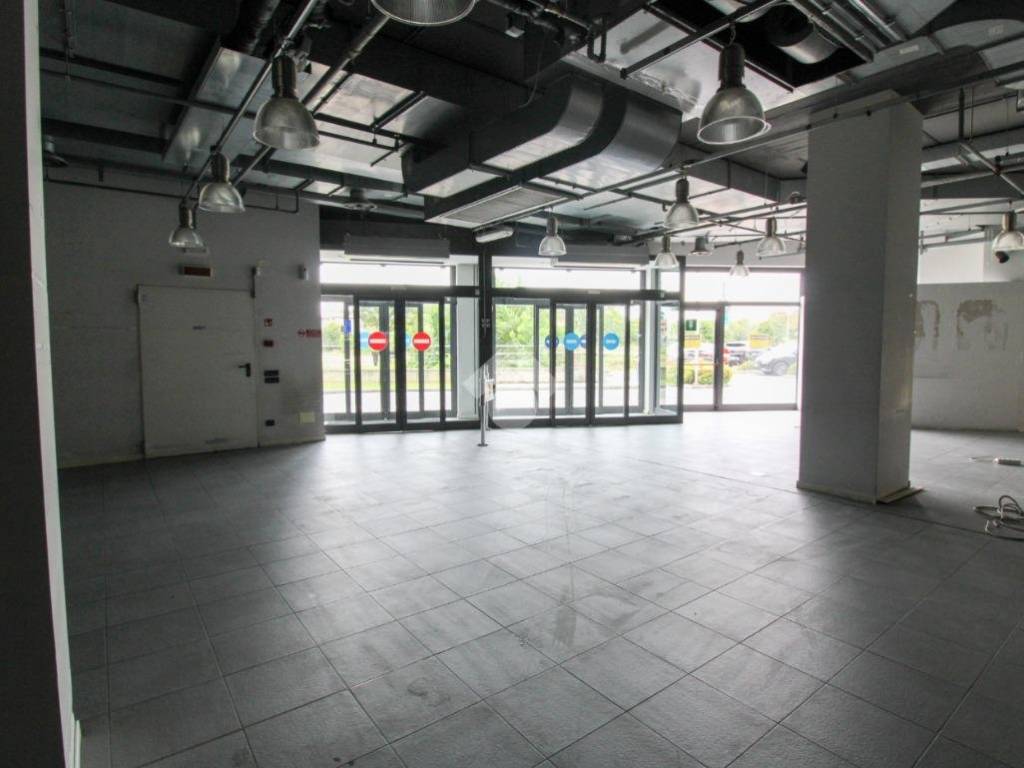 negozio in affitto a Lallio