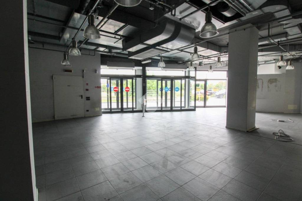 negozio in affitto a Lallio