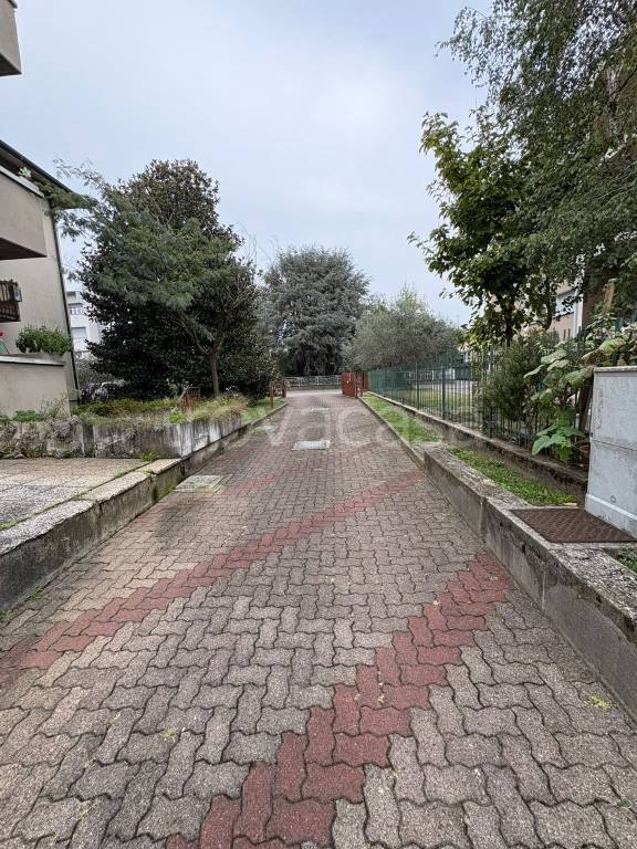 locale commerciale in affitto a Lallio