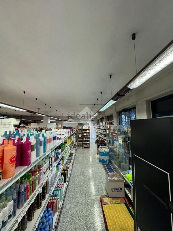 locale commerciale in affitto a Montello