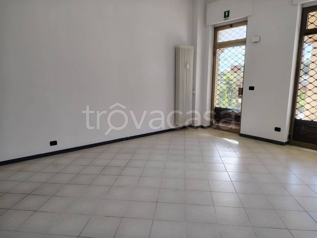 negozio in affitto ad Andezeno