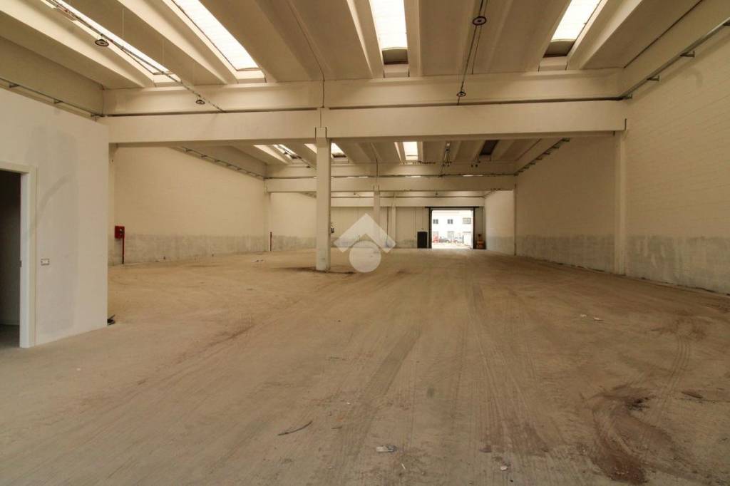 locale commerciale in affitto ad Osio Sopra