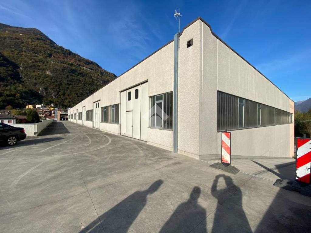 capannone in affitto a Rogno