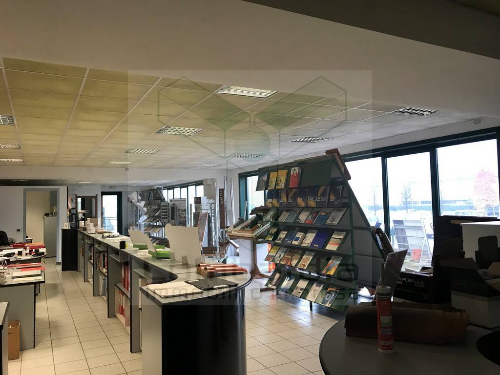locale commerciale in affitto a Romano di Lombardia
