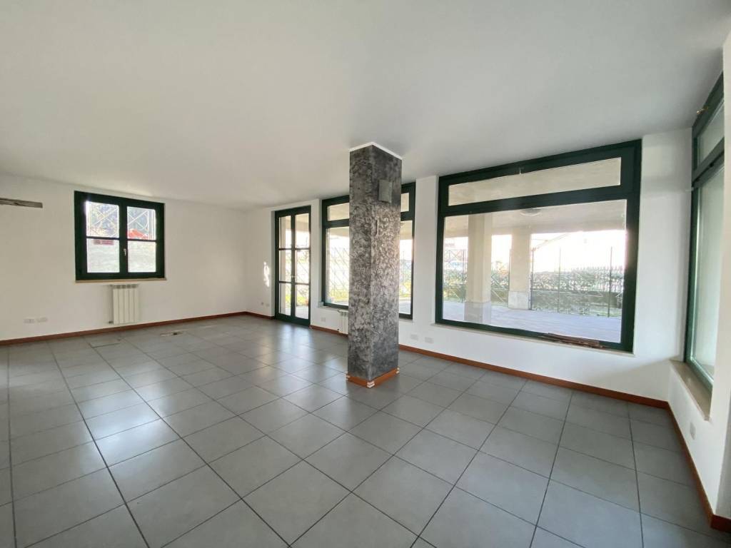 negozio in vendita a Romano di Lombardia