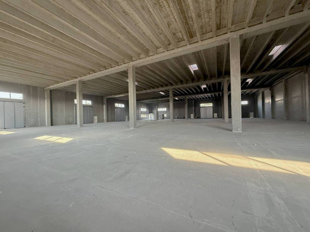 locale commerciale in affitto a Romano di Lombardia