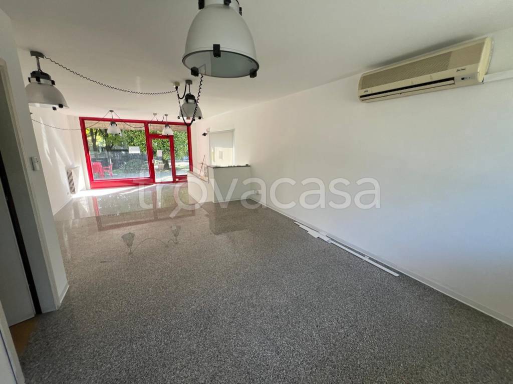 negozio in affitto a Romano di Lombardia